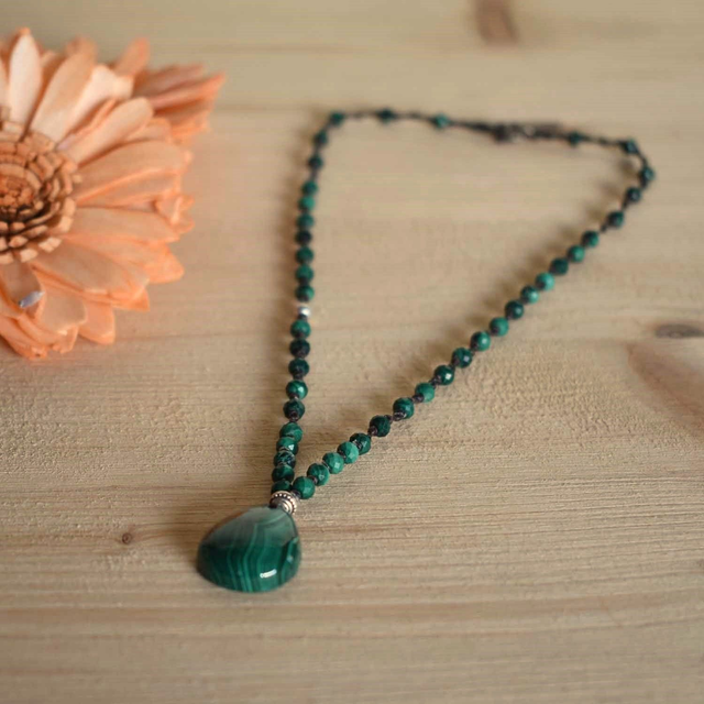 Ras du cou avec une petite goutte en malachite