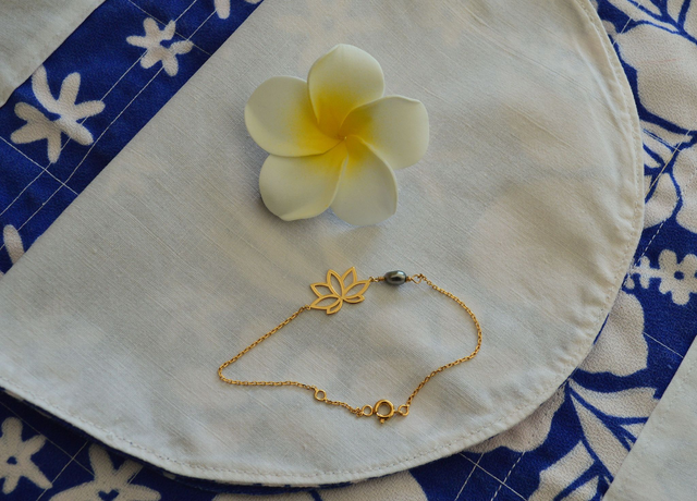 Bracelet plaqué or 18,5 cm - médaillon fleur tiare "APETAHI" - petit keshi