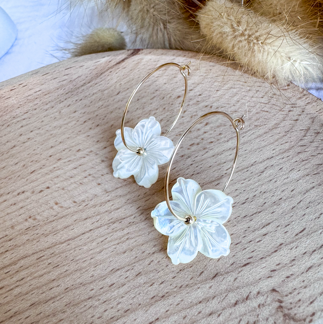 Boucles d’oreilles Fleur de nacre blanche