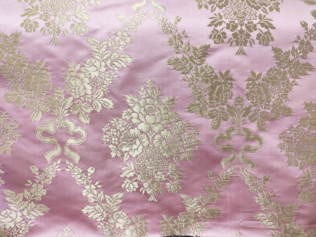 Brocatel rosa y metal