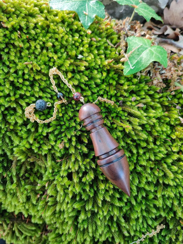 Pendule en Bois d'Ébène de Macassar, Jaspe Bréchite, Quartz Fumé, Pierre de Lave et Chaînette en plaqué Or