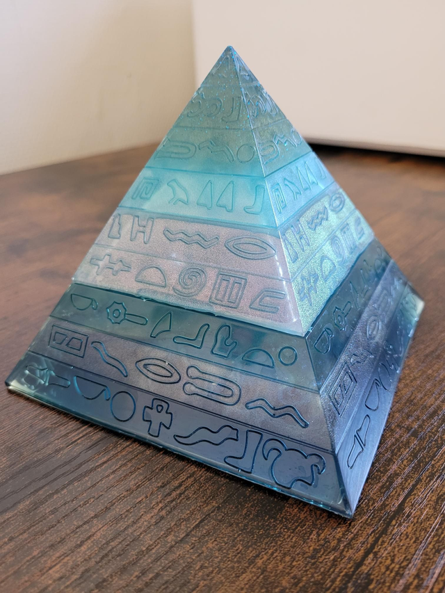 Très belle Pyramide cendrier 