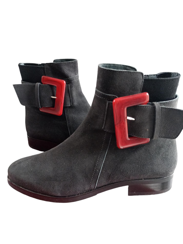Bottines noires taille  38 en daim avec boucle rouge sur le côté et fermeture 
