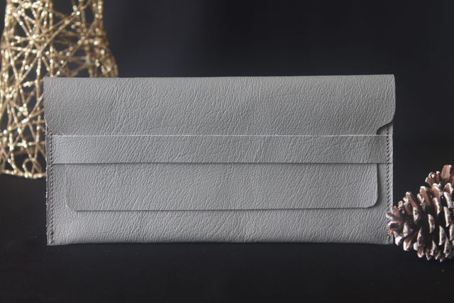 Etui à lunettes gris clair avec le logo peint couleur cuivre à l’intérieur