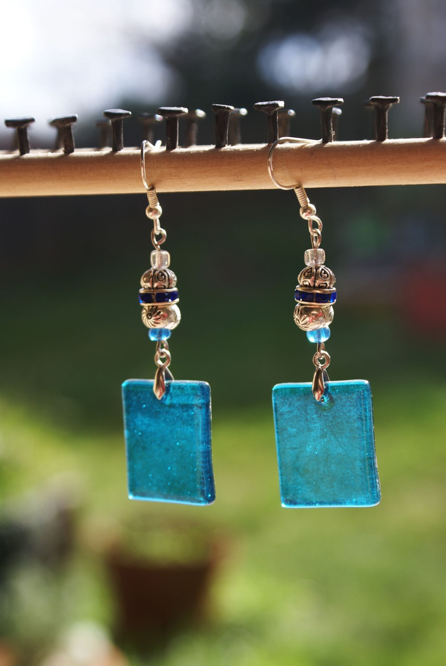 Boucles d&#039;oreilles en verre bleu. 