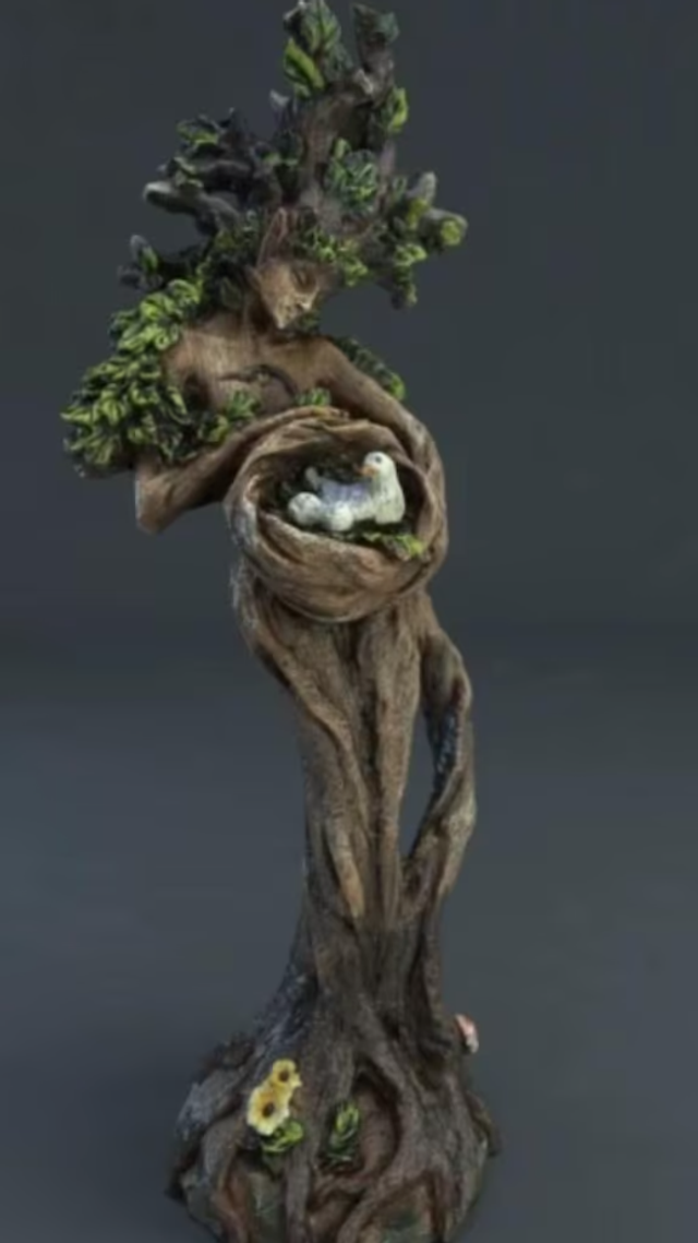 Prachtig beeldje bosgodin met vogelnest (17cm)