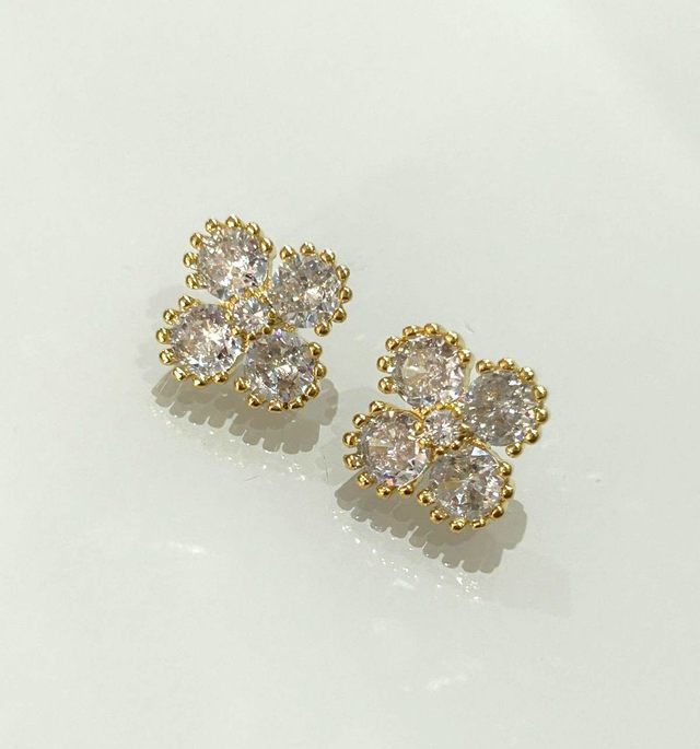 BRINCO PINO TREVO PEDRAS ZIRCÔNIA 4MM BANHADO EM OURO 18K