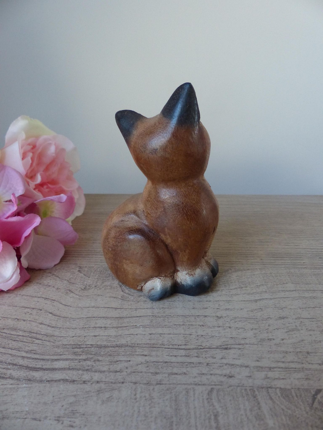 Figurine chat assis siamois marron et beige bois sculpté peint main, chat artisanal en bois, petit chat mignon décoratif pour maison cadeau