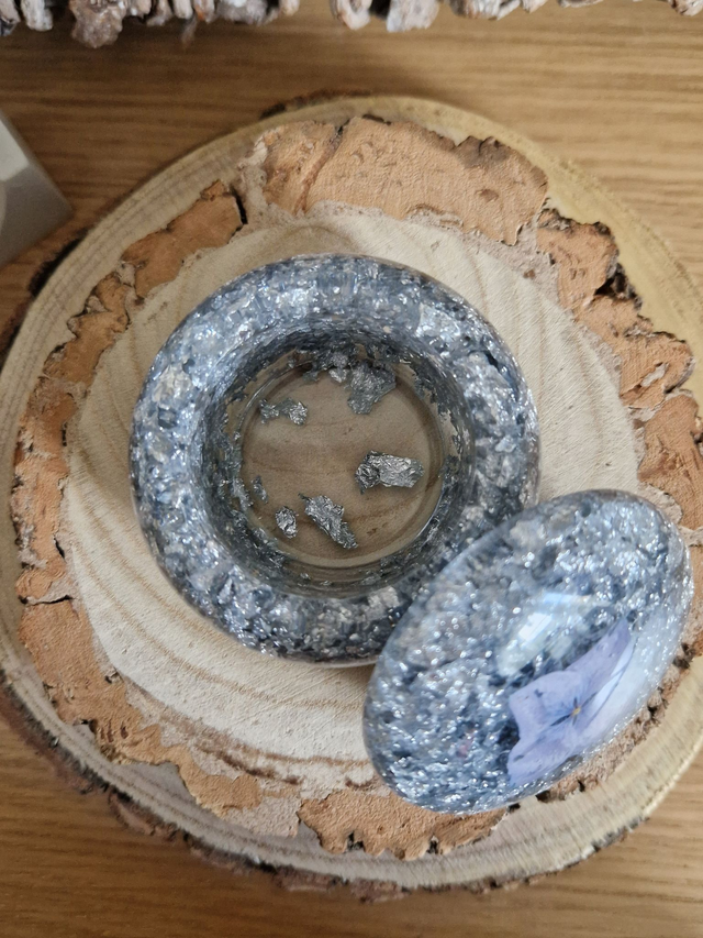 Curvy Trinket Box with Pressed Hydrangea