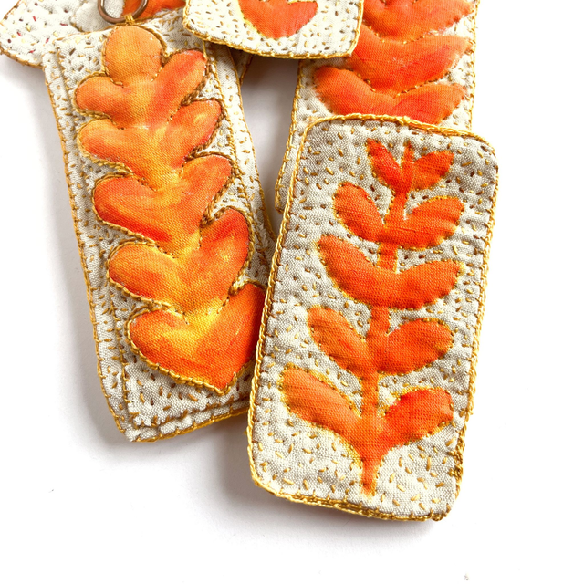 Tableau textile peint et brodé, branchage orange en volume