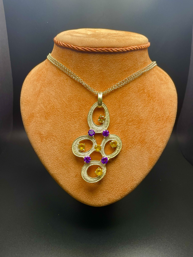 Armonie Intrecciate – Collana Tripla in Argento 925 con Ciondolo Ovale e Pietre Naturali