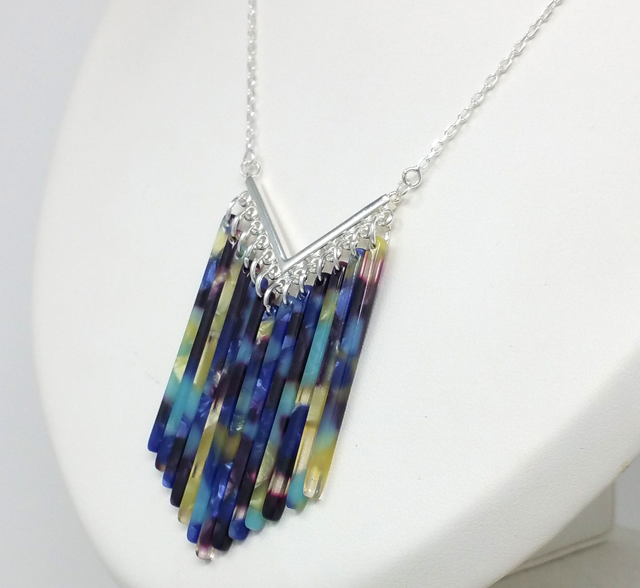 COLLIER FEMME TUBES FACON ECAILLE DE TORTUE BLEU ET JAUNE - COL741