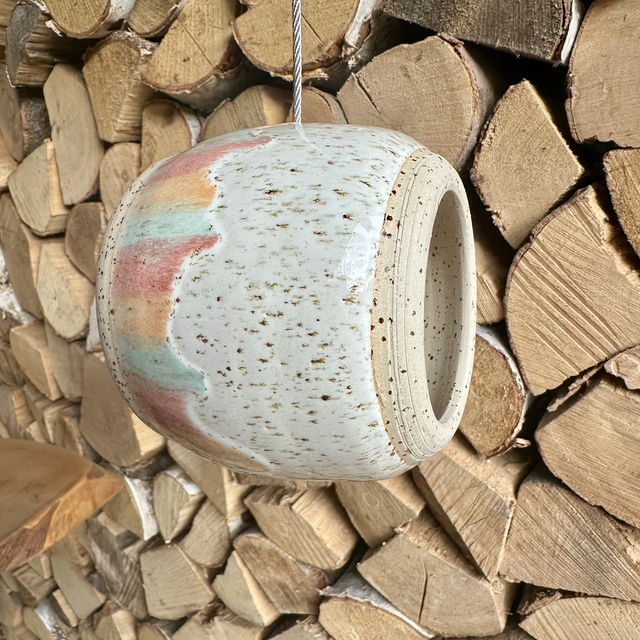 Keramik-Meisentonne – dekorativer Futterspender für kleine Gartenvögel