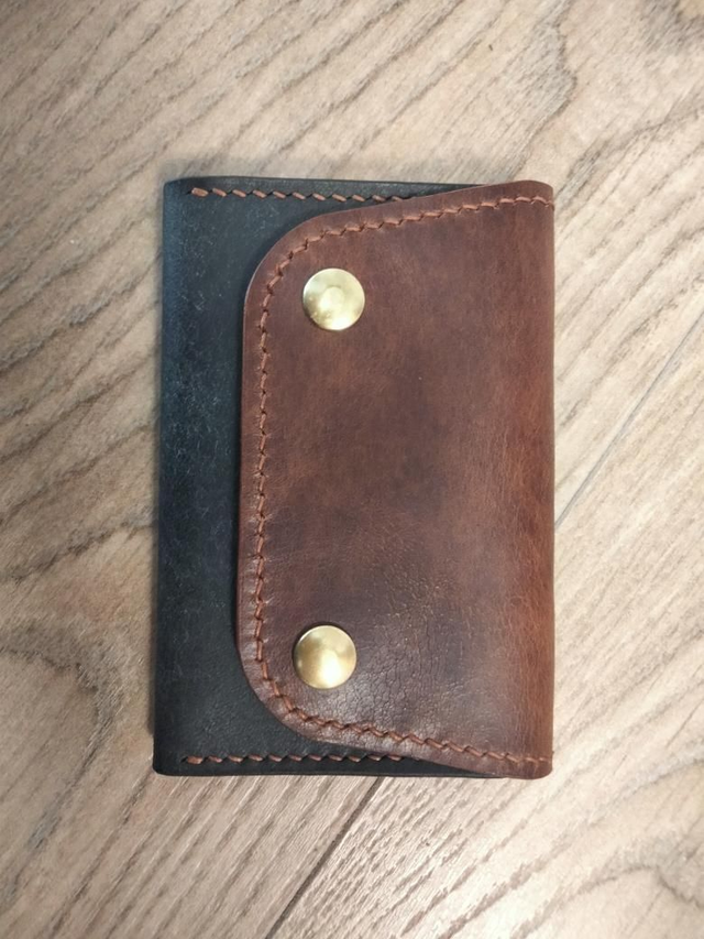 Porte monnaie, 2 compartiments cartes, un grand compartiment central 