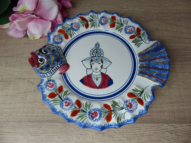 Assiette en forme de poisson décor bretonne, Assiette zoomorphe poisson peint à la main avec support, assiette décoration maison à la mer