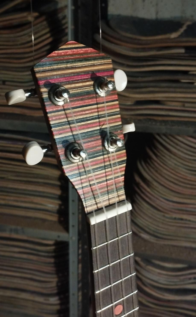 Ukulele électro-acoustique (sur commande)