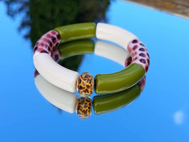 Bracelet perles tubes incurvées acrylique Jaya kaki