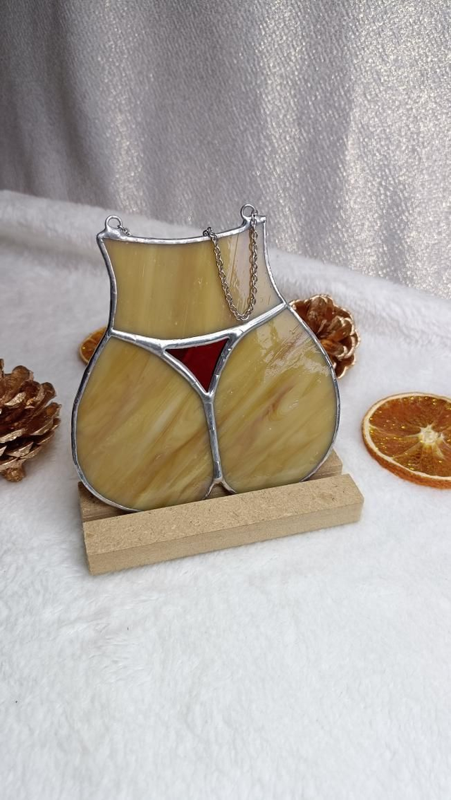 P&#039;tit cul en string rouge 