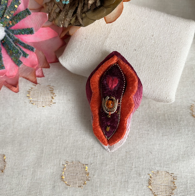 Broche brodée vulve orangé bordeaux