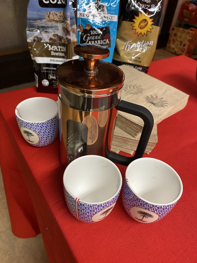 Probierkaffee, kleine Druckkanne 4 kleine Tassen (Mokkatassen), verschiedene Sorten 