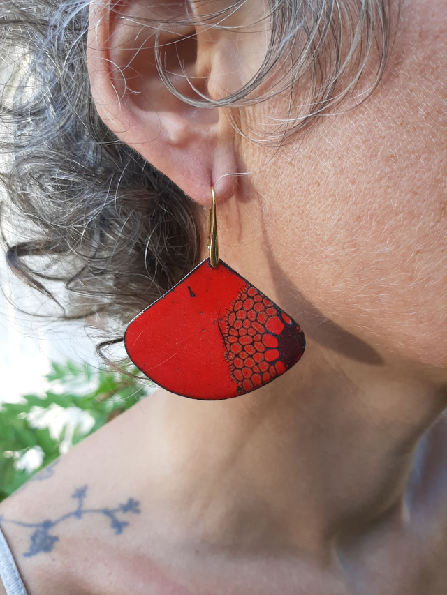 Boucles d&#039;oreilles Gingko Rouges motif Anémone noire et dorée