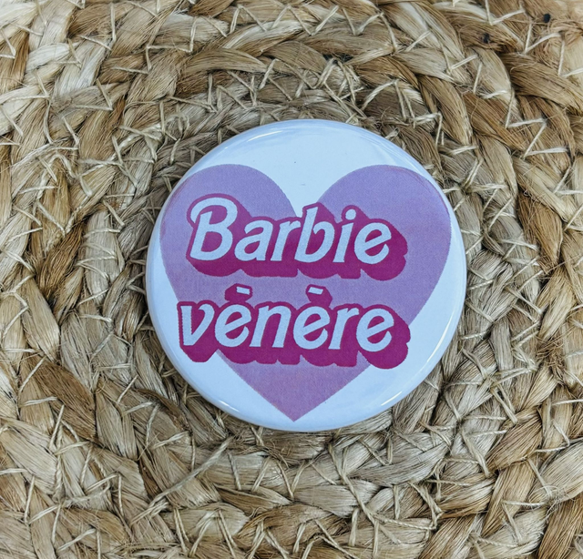 Badge Barbie vénère