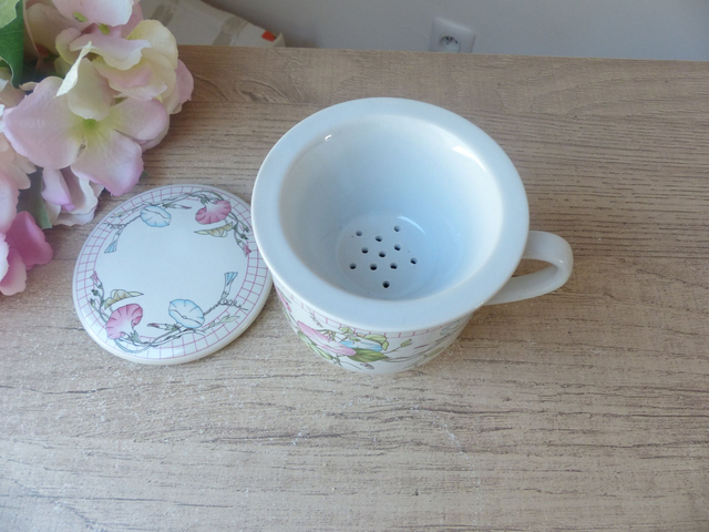 Tisanière fleurie en céramique - Tasse à thé artisanale avec filtre et couvercle, fleurs des champs - Décoration cuisine chic bohème vintage