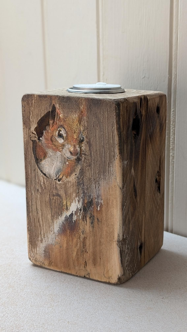 Squirrel peeking - Tealight holder