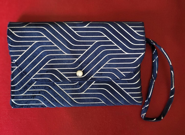 Pochette de fête bleue marine avec liserés argentés 