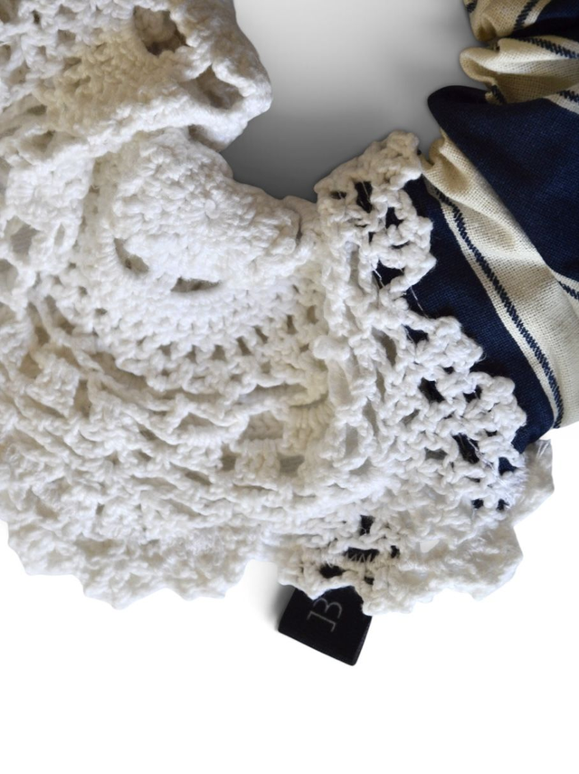 Cotton scrunchie with doily