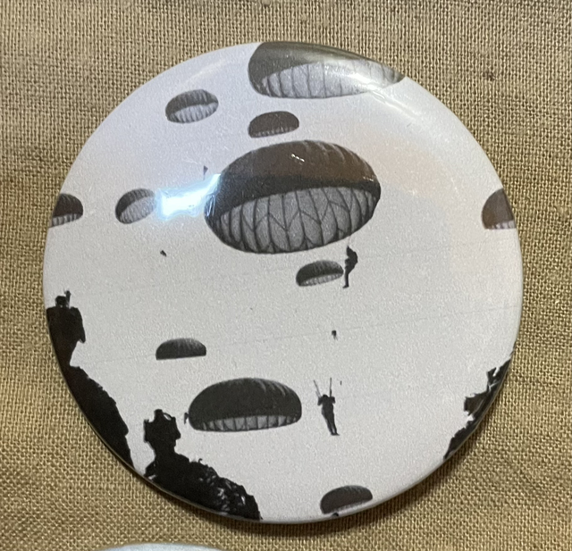 Badge Parachutes débarquement gris