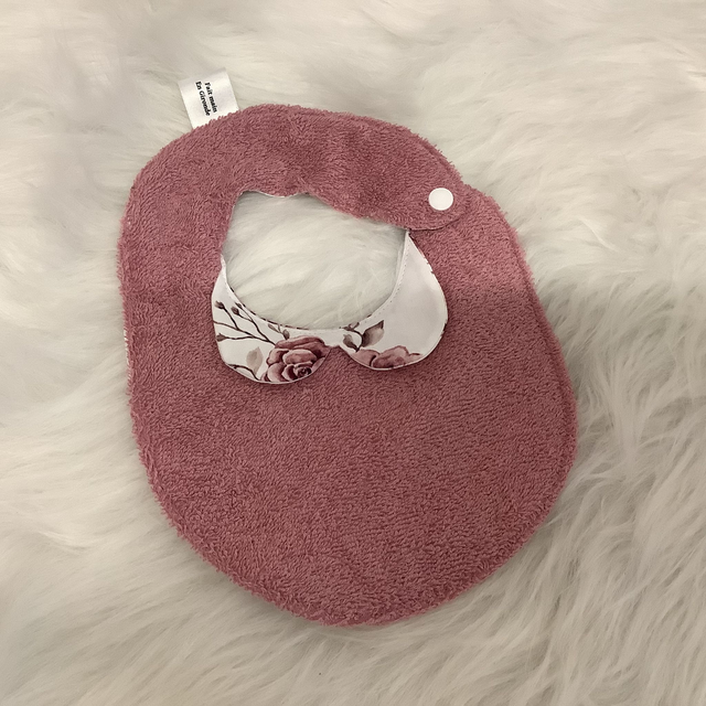 Bavoir col Claudine  grosses fleurs roses 