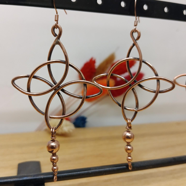 Boucles d'oreilles en cuivre nœud de sorcière 