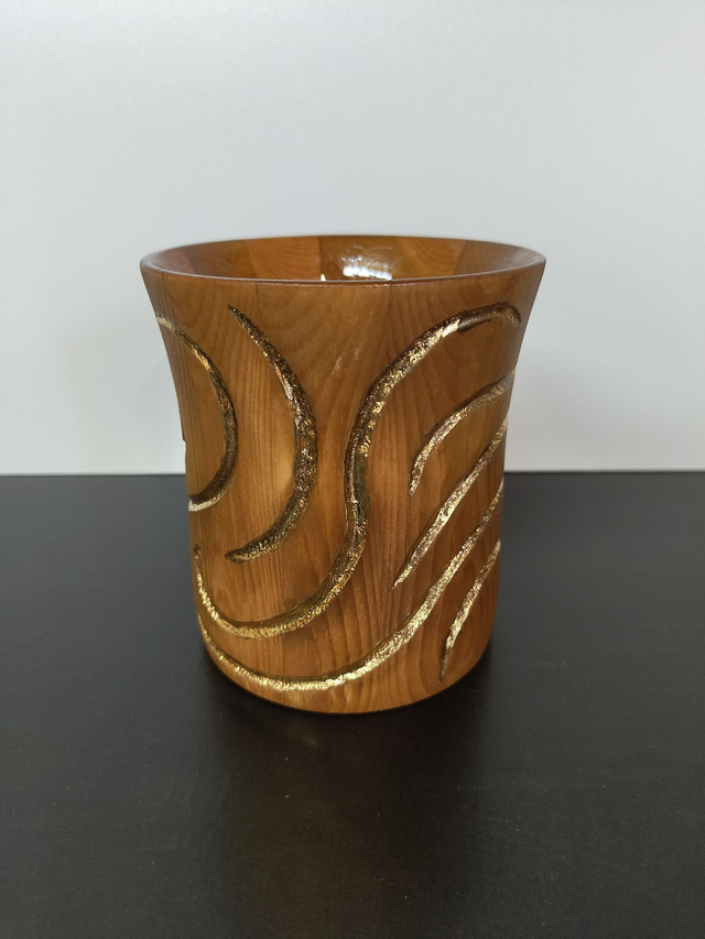 Goldwind – Handgefertigter Holzbecher mit Goldakzenten 0,5 Liter