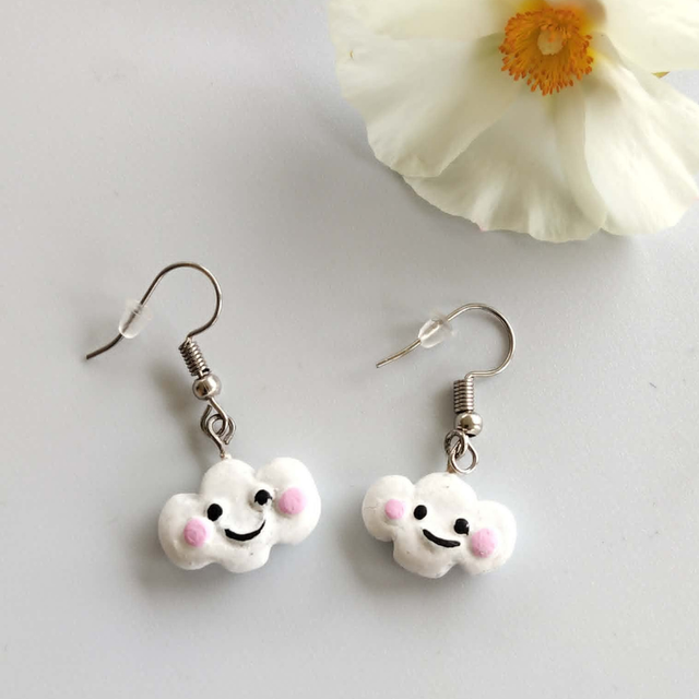 Boucles d'oreilles Nuage Kawaii - Bijou Artisanal en Porcelaine Froide