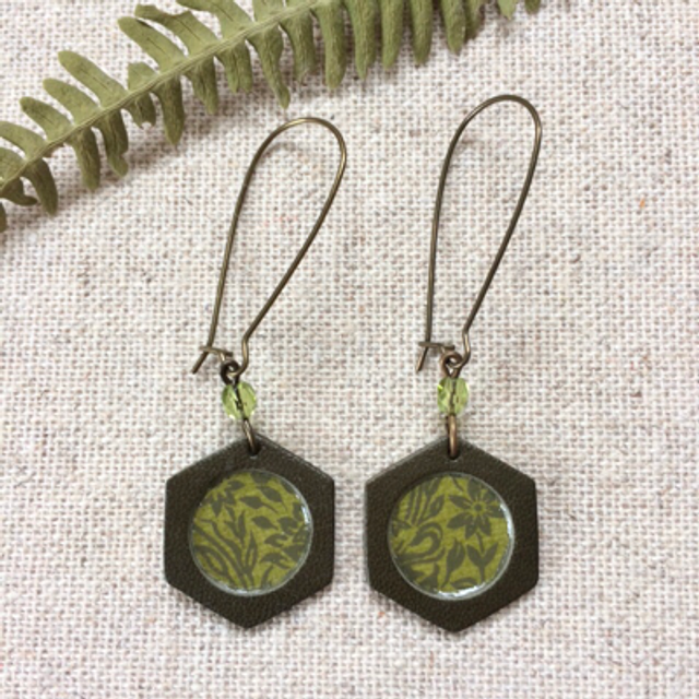 Boucles d’oreilles « Diapason » bronze, hexagone de cuir kaki et papier
