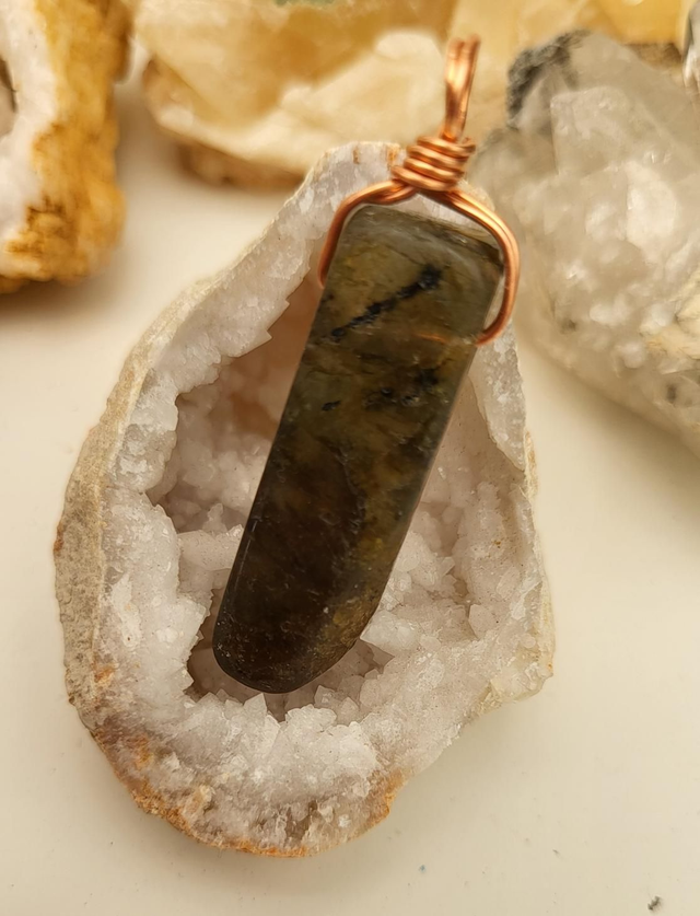Labradorite pendant - medium