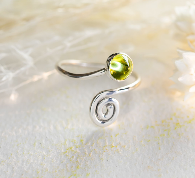 Anillo ajustable de plata 925 con forma de espiral y Peridoto verde.