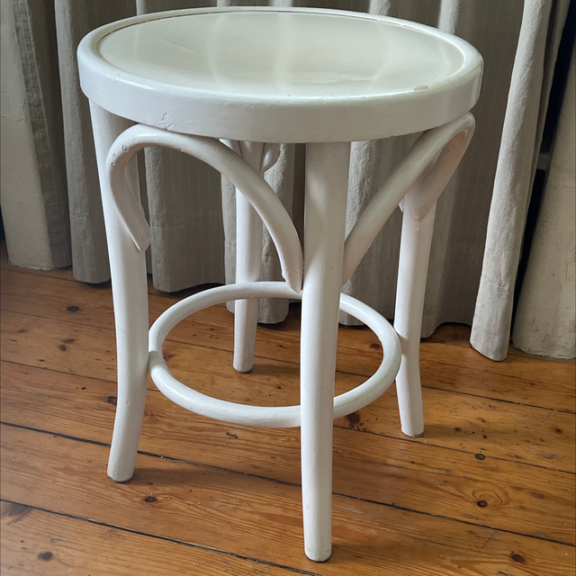 Weißer  Hocker im Thonet-Style 