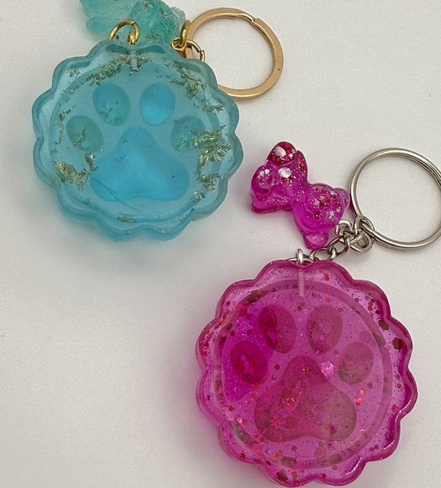 Porte clés pattes chien ou chat en résine 