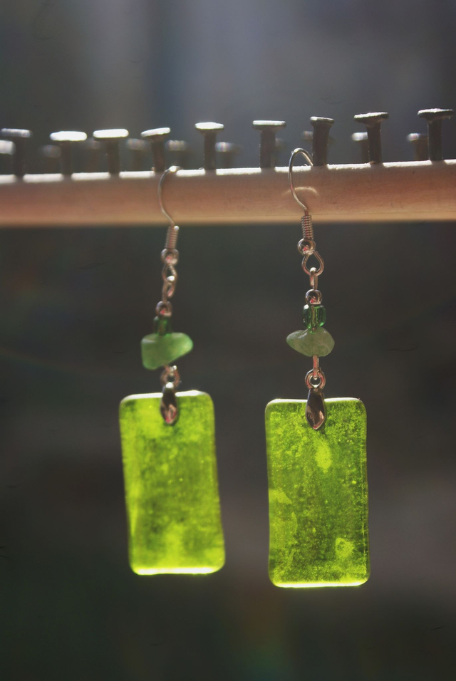 Boucles d&#039;oreilles en verre vert pomme transparent. 