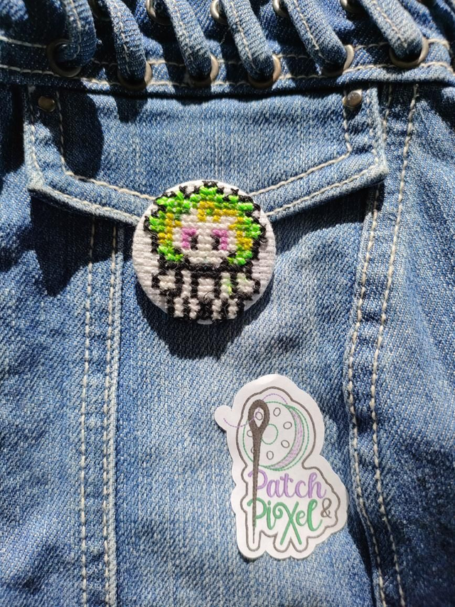 Beetlejuice Badge ou porte clé brodé à la main pixel art fond blanc