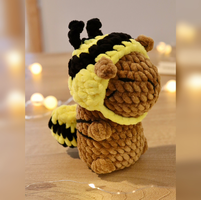 Capybara abeille jaune 