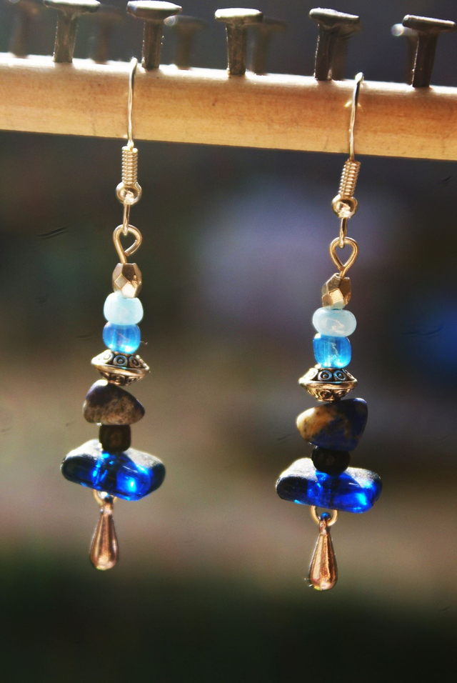Boucles d&#039;oreilles en verre bleu. 