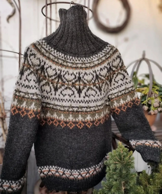 Alasuq Polar Sweater Kit - Col 30 (Black Sheep Heather & Highland Green) - Wool & Pattern - Linka Neumann
