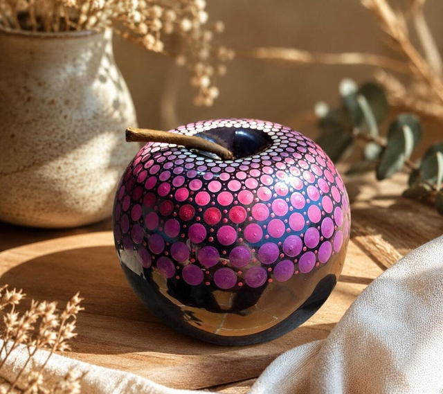 Pomme décorative mandala violet & fuchsia – Peinte à la main