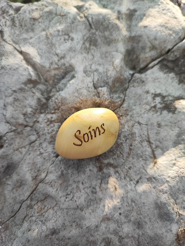 Caillou en Bois de Buis "Soins"