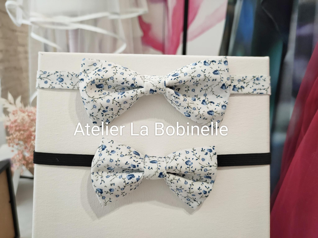 Noeud papillon blanc à fleurs bleues 