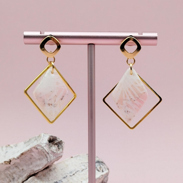 Boucles d&#039;oreilles Losange Doré, Effet Marbre Blanc et Rose, Imprimé Feuillage
