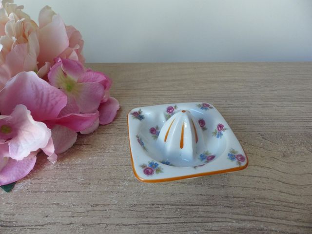 Ancien petit presse agrumes en porcelaine de Limoges France, presse citron avec fleurs bleues et roses, décoration table apéro dinatoire